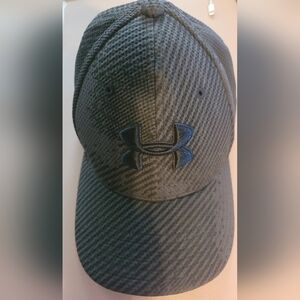 Under Armour Fitted Black Ball Cap Like New